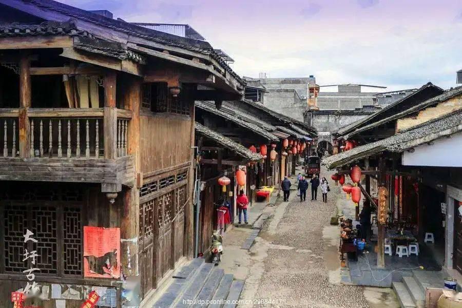 人生赢家董宇辉,到底是他成就了东方甄选还是东方甄选成就了他?