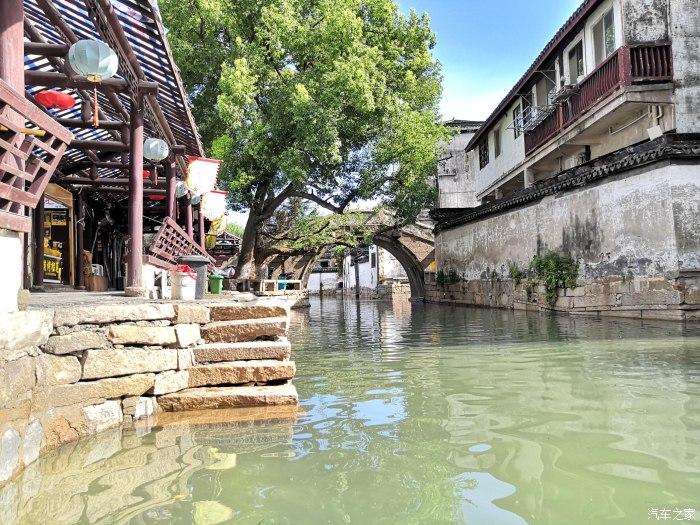 老人下公交车不慎崴脚骨折，警民联手暖心救助